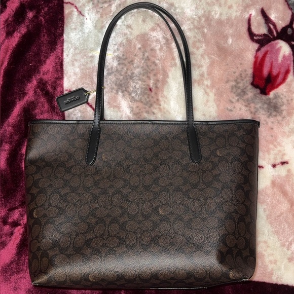 COACH CITY TOTE BAG IN SIGNATURE CANVAS - Picture 2 of 9